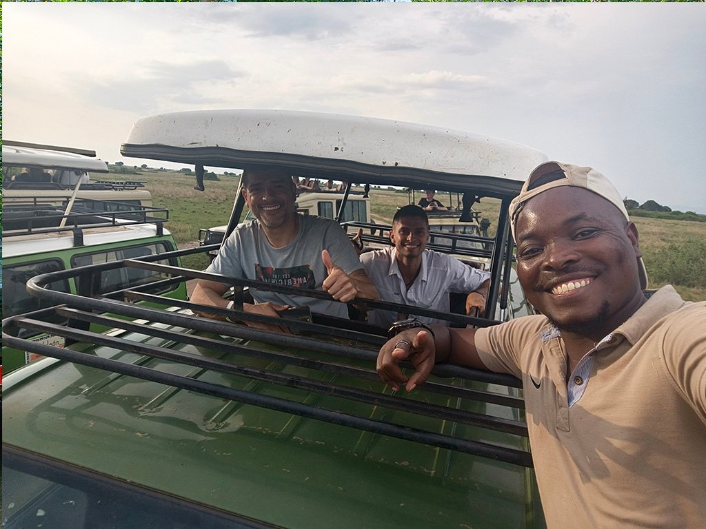 combining-game-drive-with-chimpanzee-tracking-in-uganda